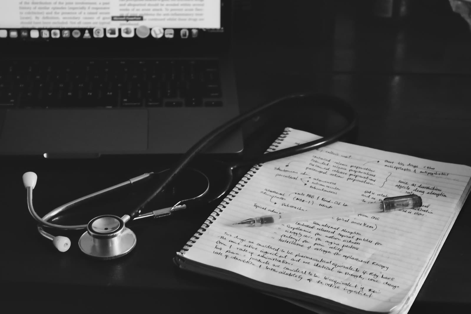 Stéthoscope posé sur des notes manuscrites